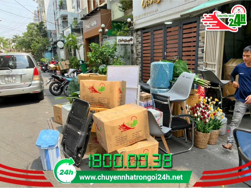 Nhân sự Chuyển Nhà 24H hỗ trợ người dân chuyển nhà Cần Giờ đóng gói đồ đạc. 