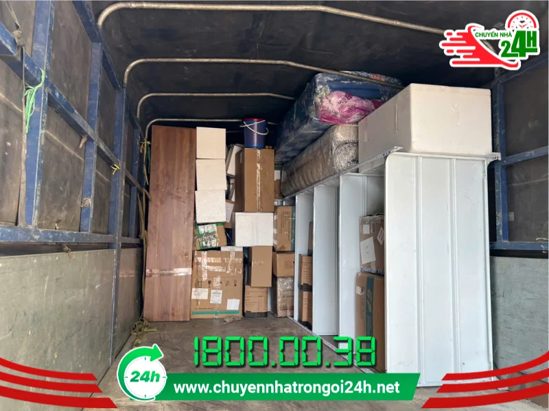 Sắp xếp đồ đạc lên xe ngay ngắn