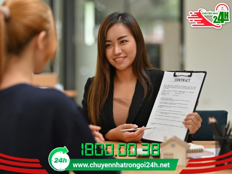 Bạn hãy nên giữ thái độ lịch sự, hòa nhã khi nói chuyện với chủ nhà
