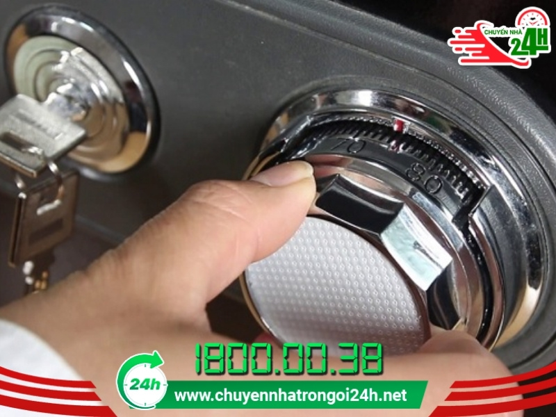 Chuẩn bị vận chuyển két sắt lên xuống cầu thang
