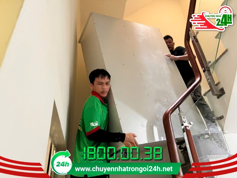 Khó khăn khi vận chuyển đồ đạc lên xuống cầu thang
