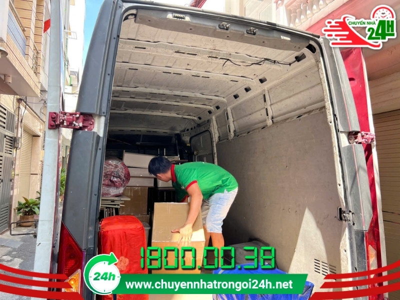 Nhân viên Chuyển nhà trọn gói 24h chuyển đồ đạc lên xe