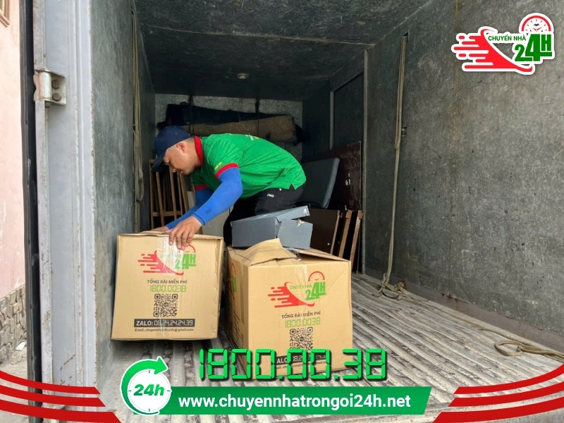 Nhân viên chuyển đồ đạc lên xe
