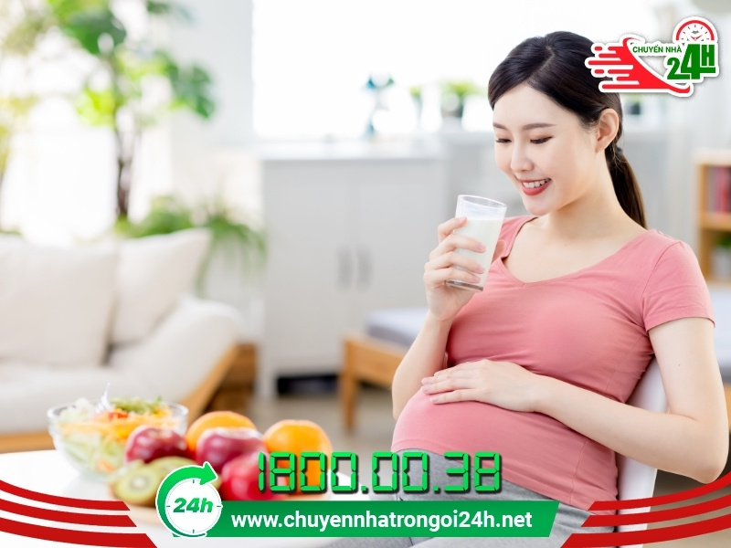 Mẹ bầu cần uống đủ nước, nghỉ ngơi hợp lý tránh để mệt mỏi quá sức