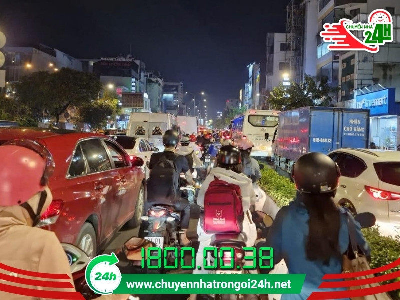 Tắc đường giờ cao điểm ảnh hưởng đến việc chuyển văn phòng