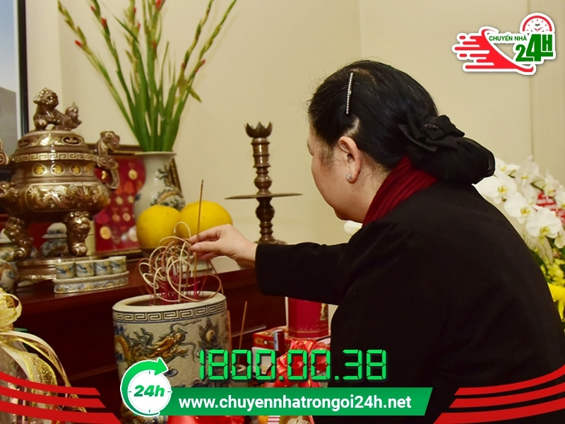 Thắp hương dâng lễ cúng chuyển nhà trọ