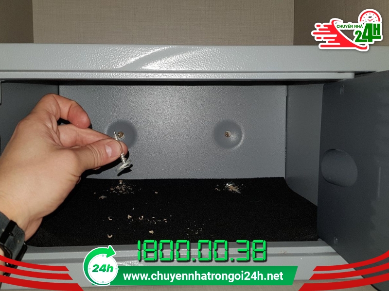 Kiểm tra kỹ có thể lấy đồ vật qua trọng ra khỏi két trước khi di chuyển