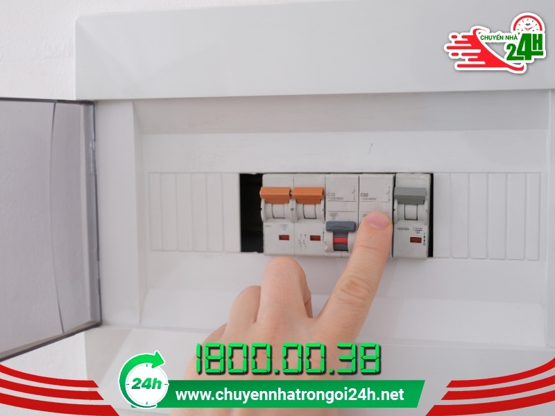 Bạn phải đảm bảo nguồn điện đã được ngắt trước khi tháo điều hòa