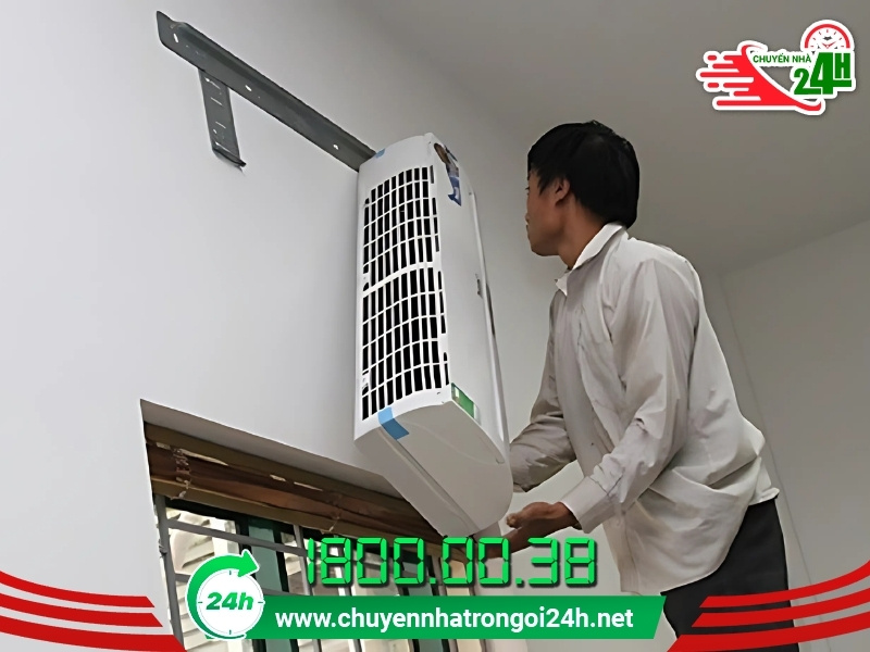 Bạn tiến hành tháo các ốc vít cố định dàn lạnh