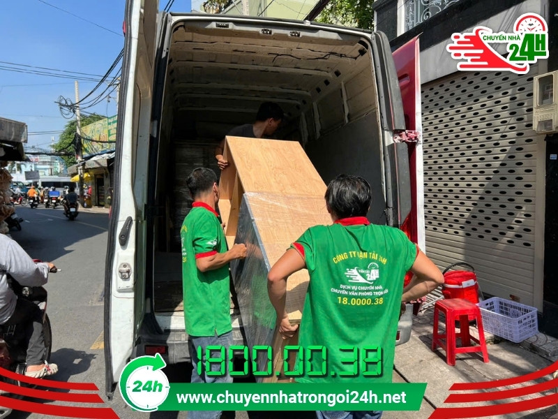 Chuyển đồ đạc lên xe