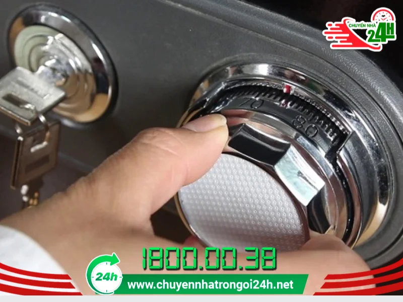 Ổ khóa két sắt cần được tháo rời và bảo quản cẩn thận.
