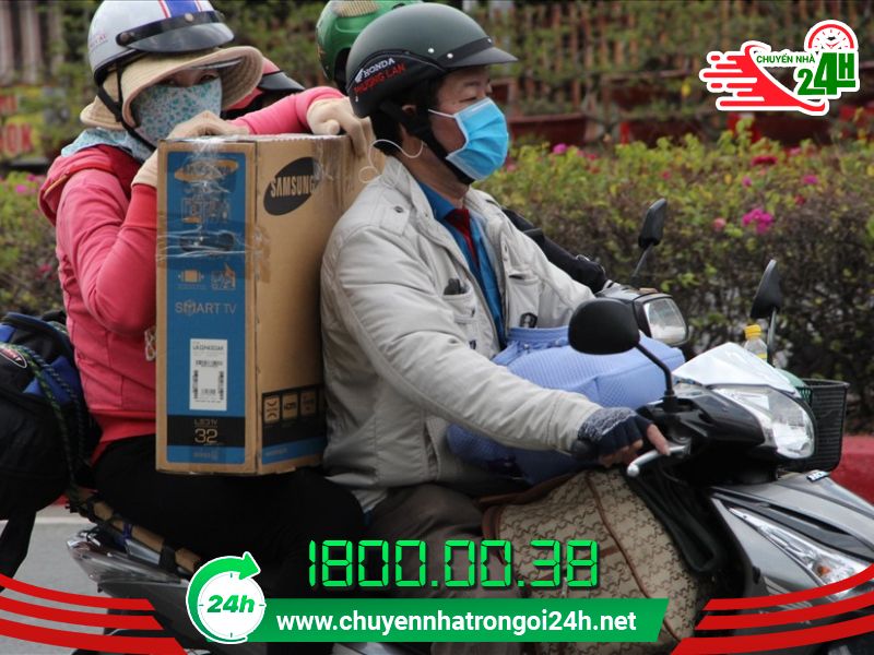 Tự chở đồ về quê bằng xe máy tiềm ẩn nhiều rủi ro