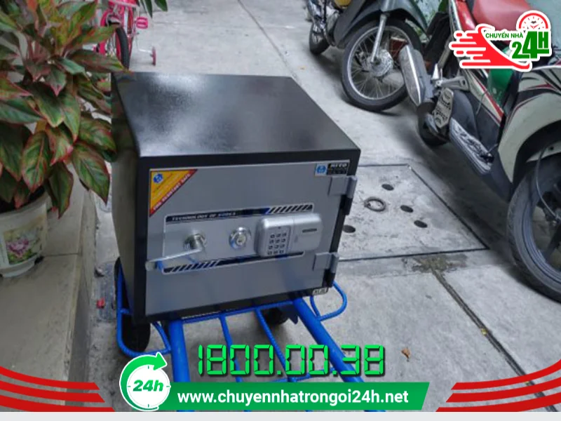 Vận chuyển két sắt cần có phương tiện hỗ trợ.