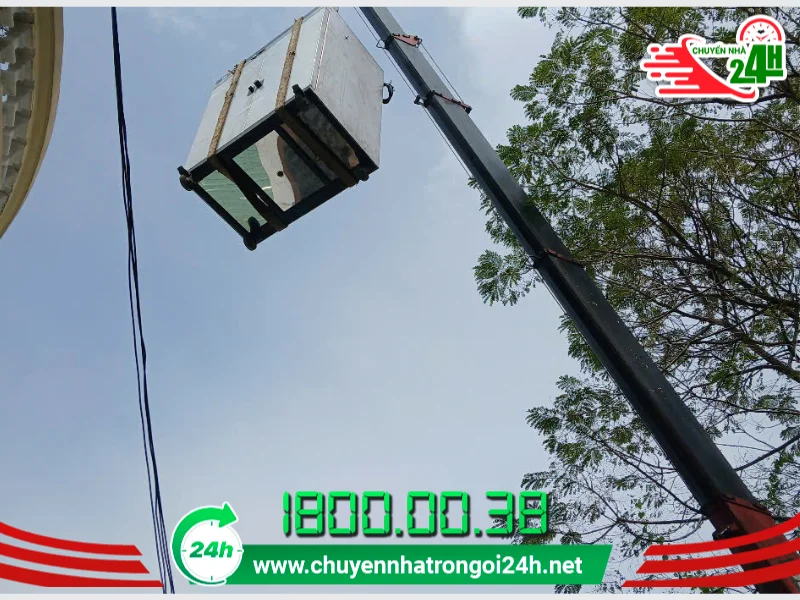 Xe cẩu để vận chuyển két sắt của Chuyển nhà trọn gói 24h.