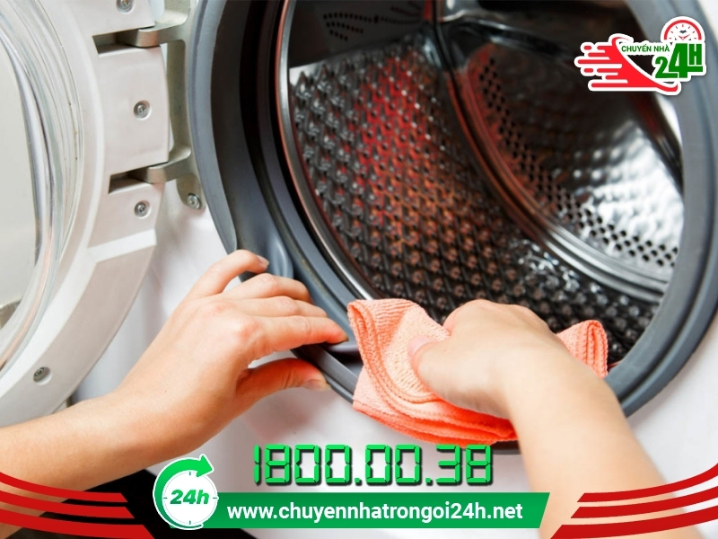 Lau kỹ bên trong lồng giặt bằng khăn khô