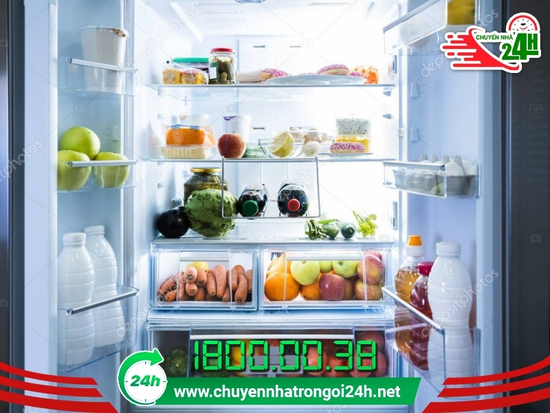 Lấy toàn bộ thực phẩm ra khỏi tủ lạnh giúp vận chuyển dễ dàng hơn