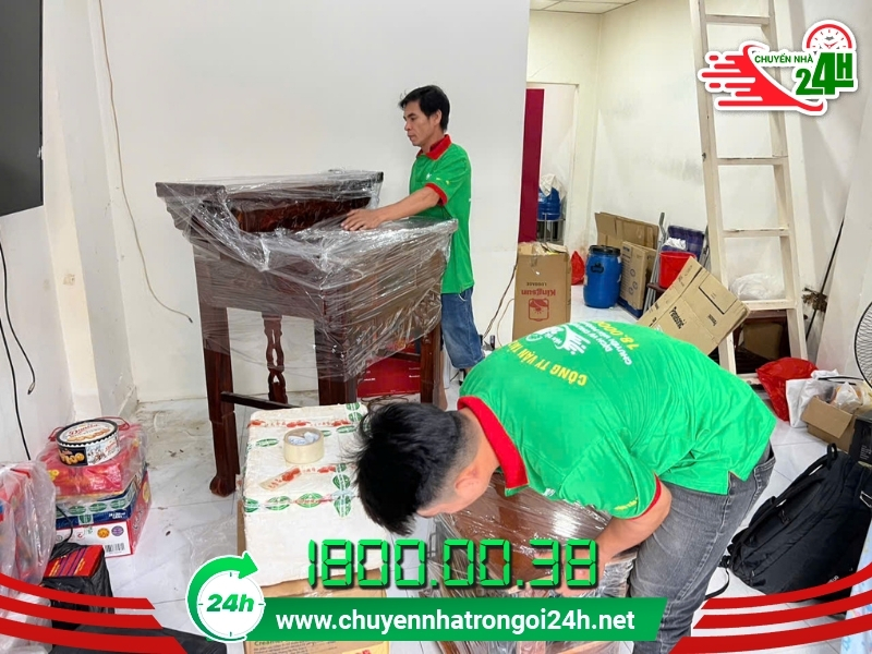 Nhân viên đóng gói đồ đạc cẩn thận trước khi chuyển dọn