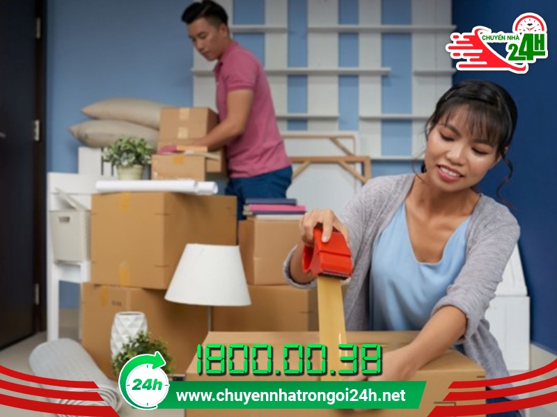 Sinh viên tự đóng gói đồ đạc trước khi thuê dịch vụ để tiết kiệm chi phí