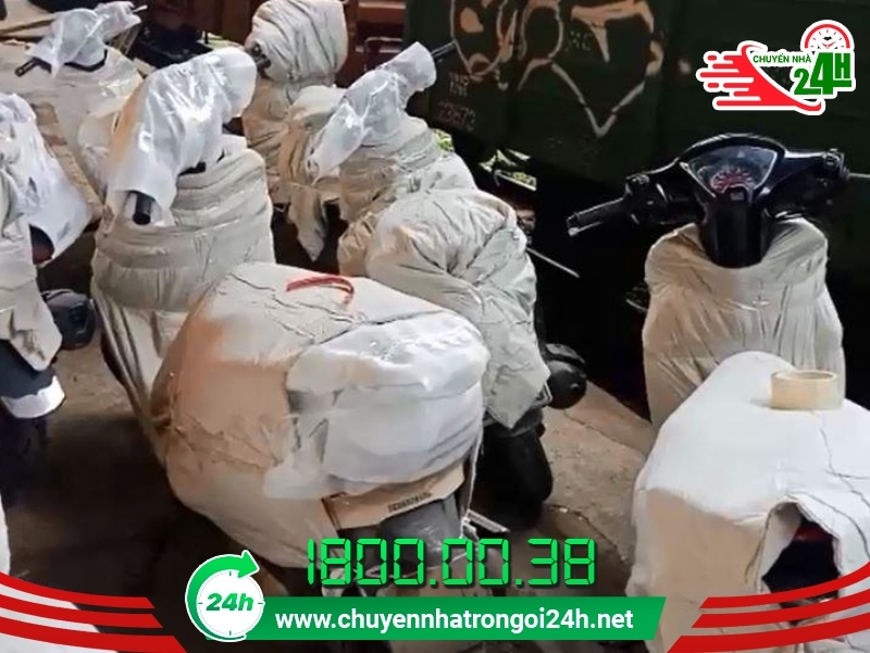 Xe máy được tập kết ở bãi xe trước khi chuyển đi