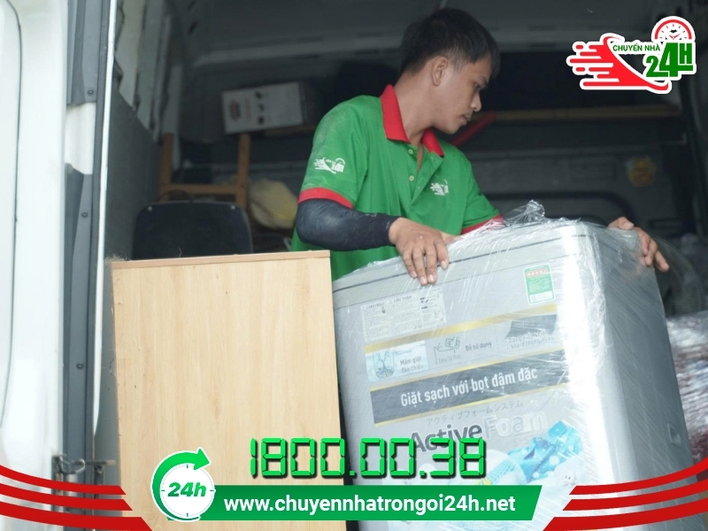 Nhân viên vận chuyển máy giặt lên xe tải chuyên nghiệp