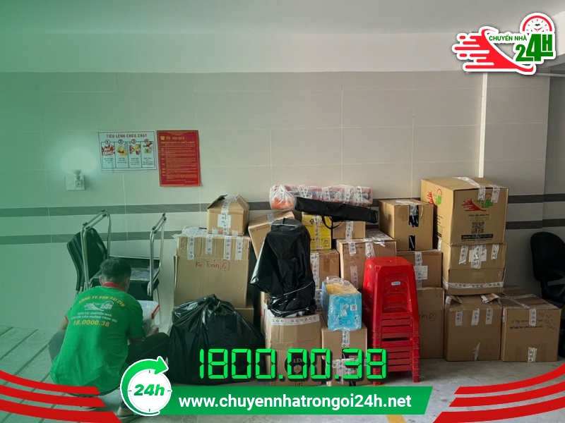 Nhân viên chuyển nhà trọn gói 24h đóng gói đồ đạc nhanh chóng, chuyên nghiệp