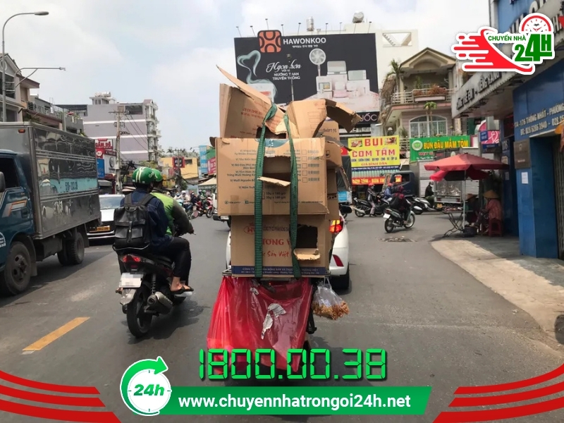 Tự chở bằng xe máy gây rủi ro mất an toàn cho người và đồ đạc