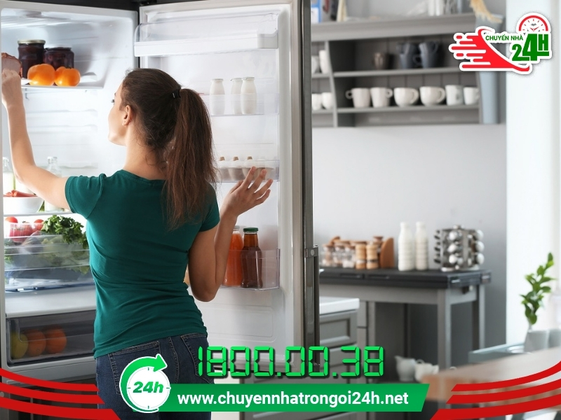 Dọn toàn bộ thực phẩm ra khỏi tủ lạnh