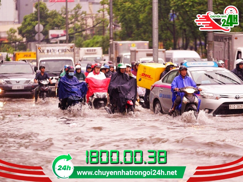 Mưa bão gây khó khăn rất lớn cho việc vận chuyển hàng hóa, đồ đạc