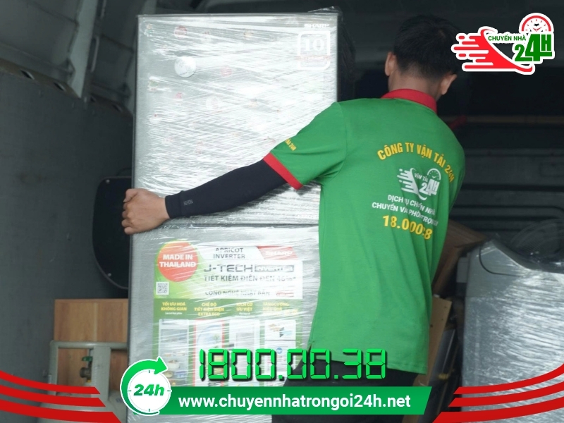 Nhân viên đóng gói và vận chuyển tủ lạnh chuyên nghiệp an toàn
