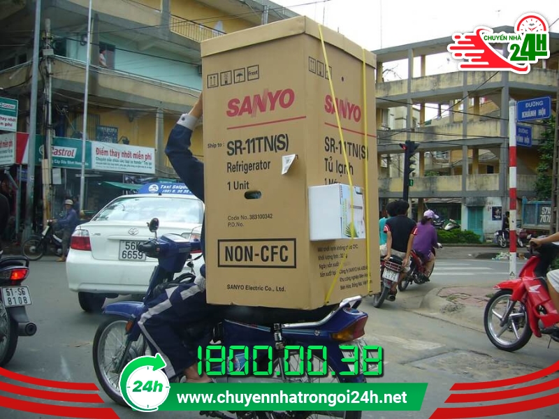 Vận chuyển tủ lạnh bằng xe máy nguy cơ mất an toàn cao
