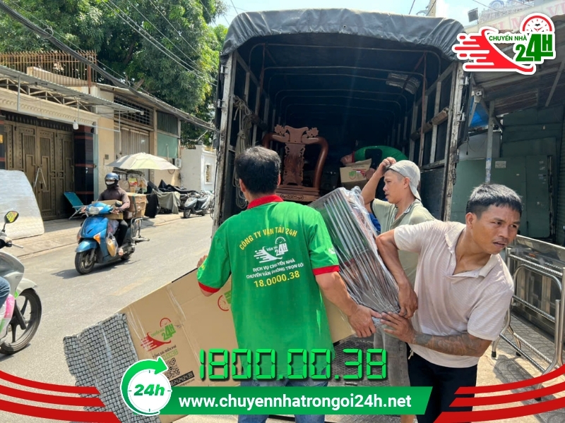 Nhân viên Chuyển nhà trọn gói 24h chuyển đồ đạc lên xe tải