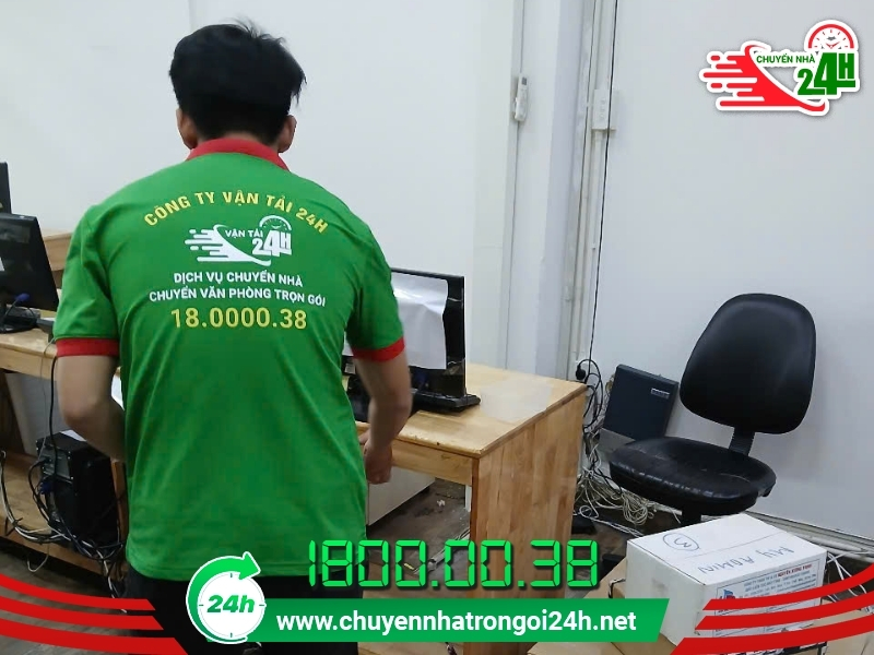 Nhân viên Chuyển nhà trọn gói 24h đóng gói máy tính kỹ càng trước khi chuyển đi