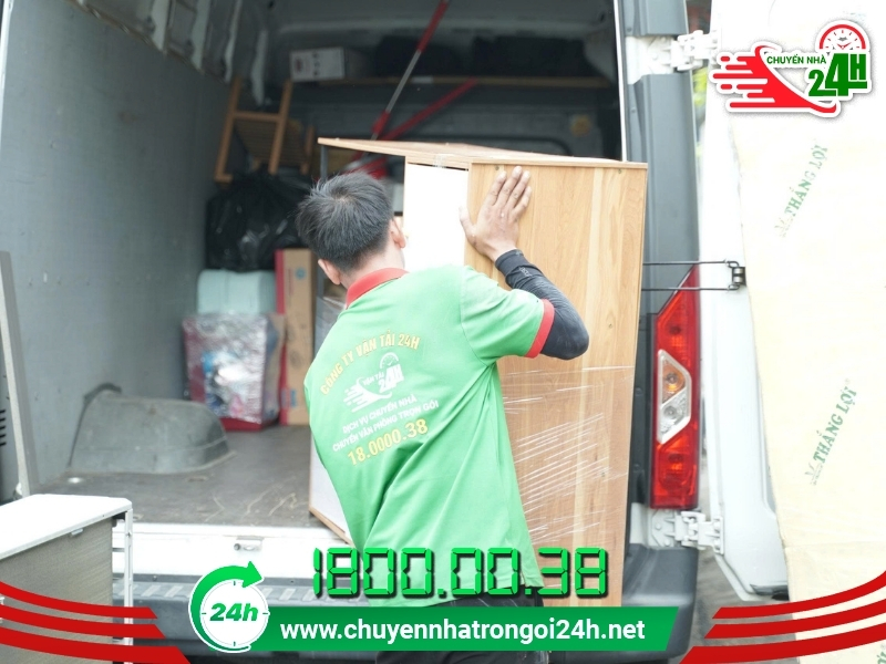 Chuyển Nhà Trọn Gói 24H chuyển tủ gỗ lên xe tải nhanh chóng, chuyên nghiệp