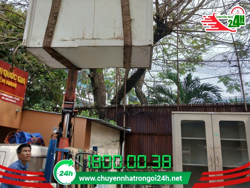 Chuyển Nhà Trọn Gói 24H trang bị xe cẩu tủ từ tầng cao xuống đất