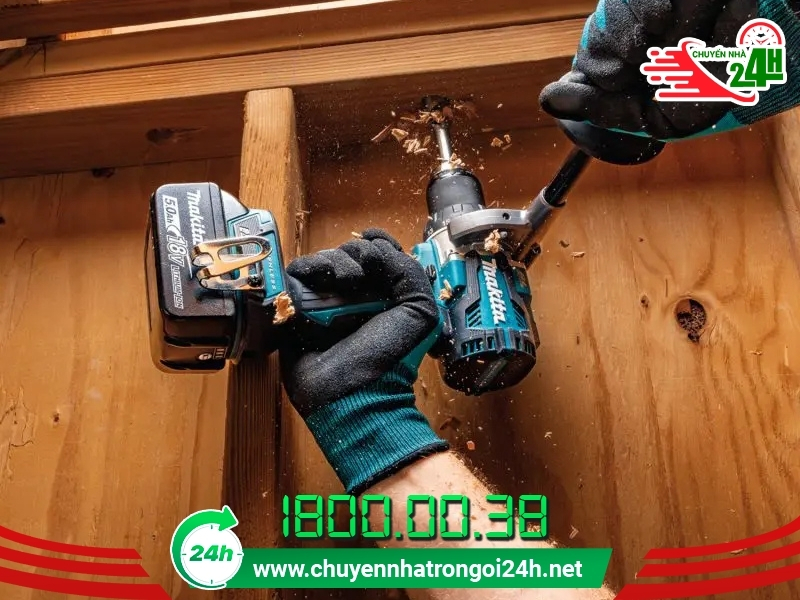 Dùng kính và găng tay bảo vệ khi tháo lắp kệ sách