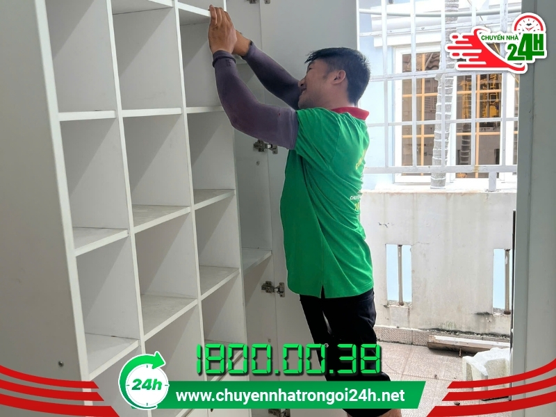 Lắp đặt kệ sách vào vị trí mới