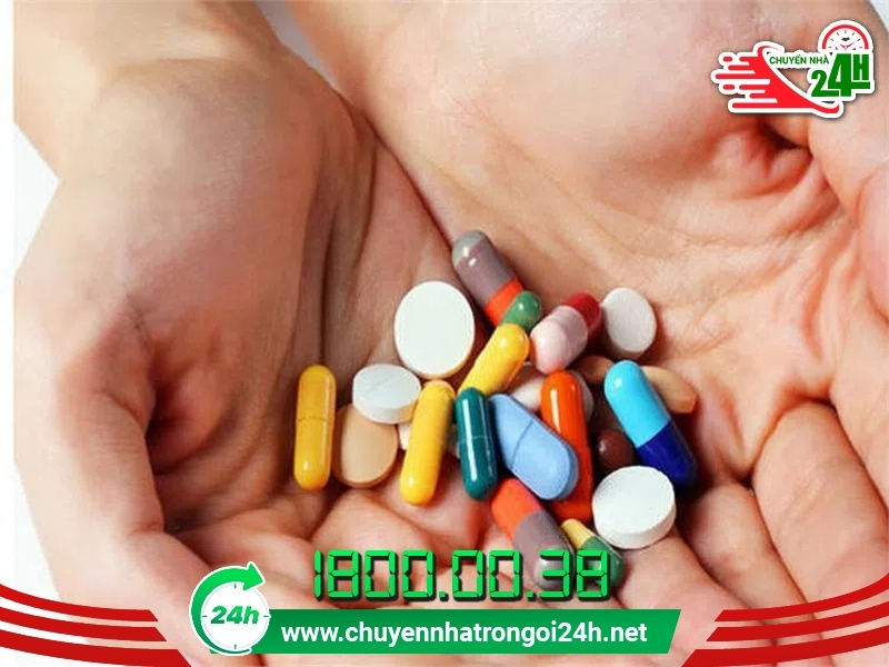 Mang theo thuốc uống hằng ngày của người cao tuổi