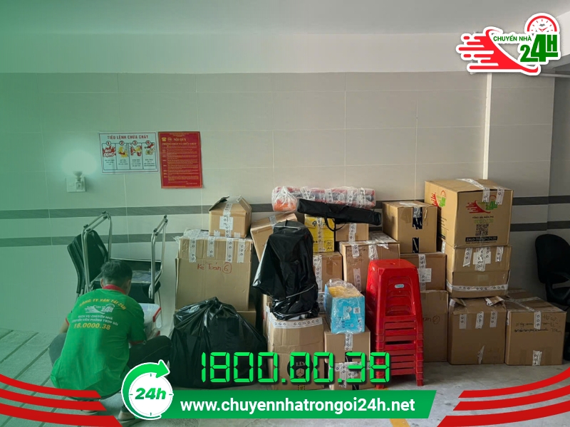 Nhân viên Chuyển Nhà Trọn Gói 24H bao bọc đồ đạc cẩn thận, chu đáo