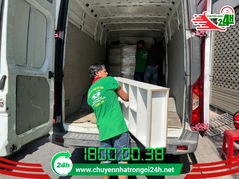 Nhân viên Chuyển nhà trọn gói 24h vận chuyển kệ sách lên xe tải