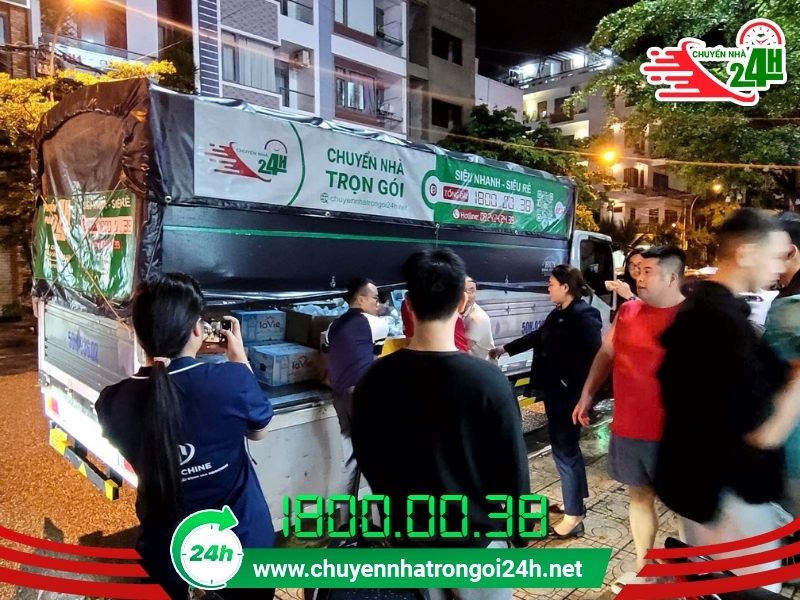 Chuyến xe đã đến Nha Trang, Khánh Hòa kịp thời san sẻ những món quà đến người dân