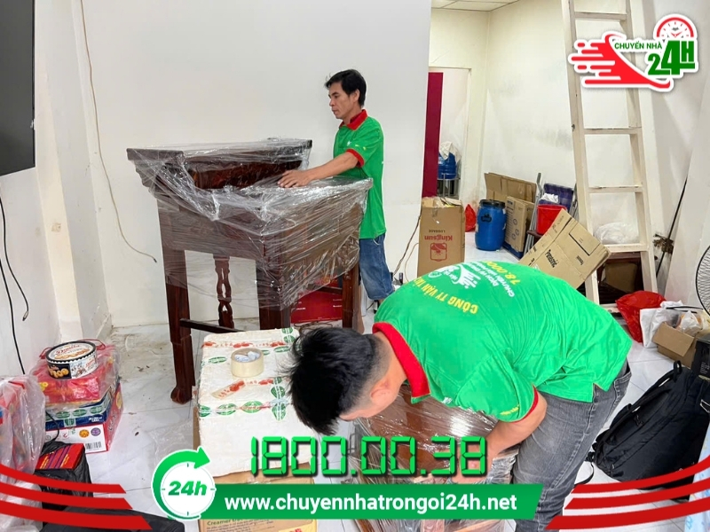Nhân viên Chuyển Nhà Trọn Gói 24H đóng gói đồ đạc nhanh gọn, chuyên nghiệp