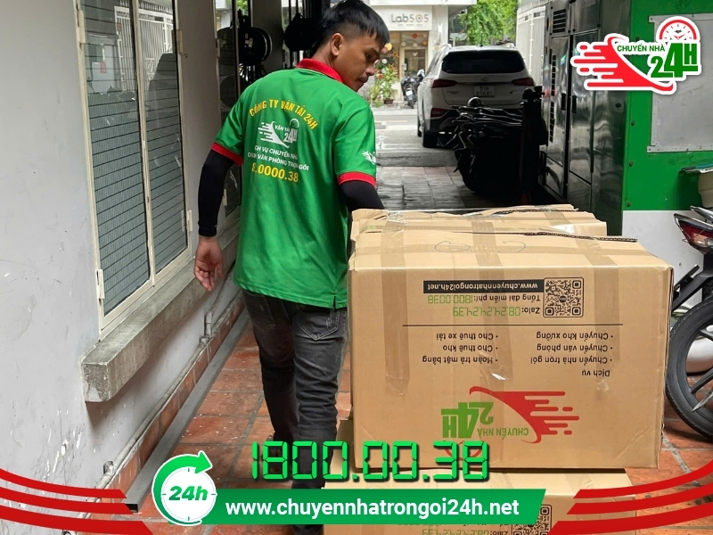Nhân viên Chuyển Nhà Trọn Gói 24H sử dụng xe đẩy di chuyển đồ đạc nơi ngõ nhỏ