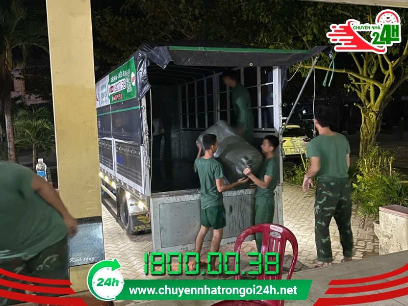 Nhân viên Chuyển Nhà Trọn Gói 24H phối hợp cùng bộ đội chuyển quà cứu trợ vào nơi tập kết