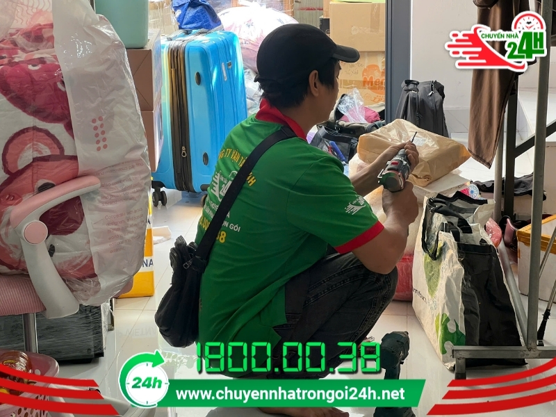 Nhân viên Chuyển Nhà Trọn Gói 24H tháo lắp thiết bị chuyển nhà