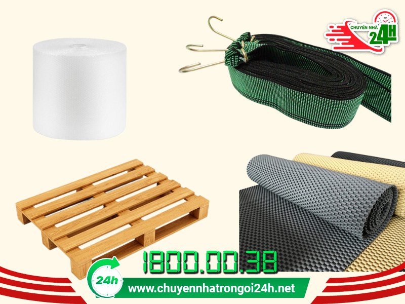 Đồ đạc được đóng gói, phân loại cẩn thận trước khi sắp xếp lên xe.