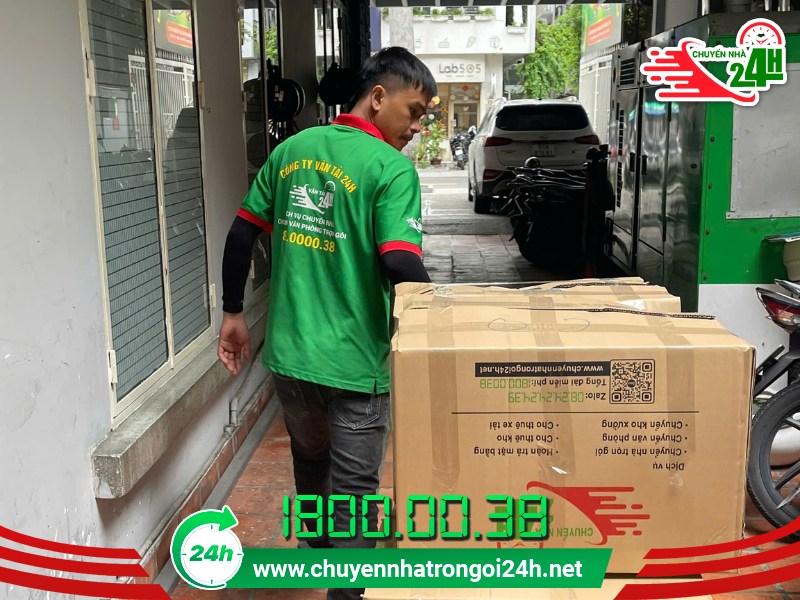 Đóng gói và niêm phong hồ sơ văn phòng khoa học, đảm bảo không thất lạc dù chỉ một tờ giấy.