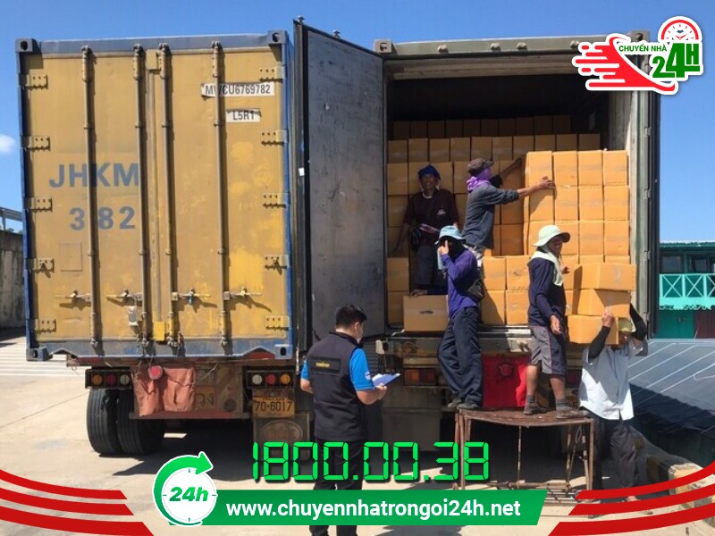 Sắp xếp hàng hóa đúng cách trên xe tải để vận chuyển an toàn.