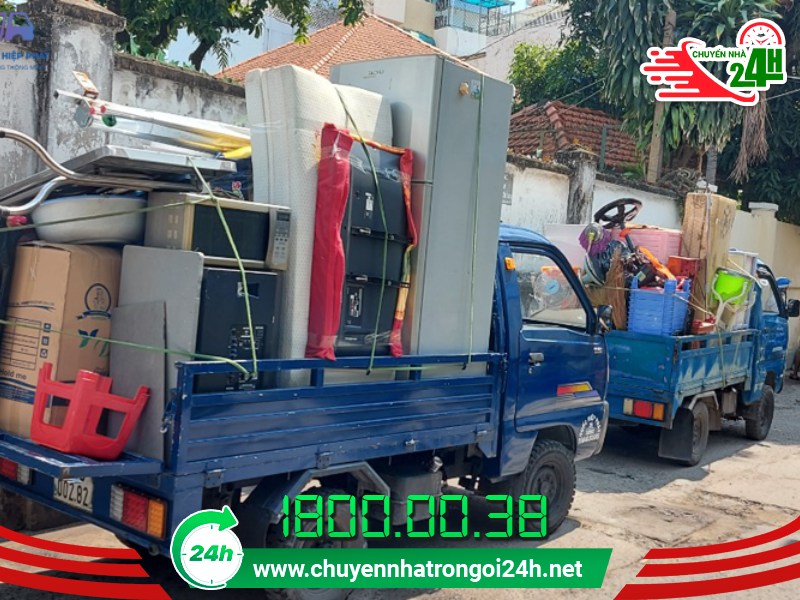 Khắc phục địa hình ngõ hẹp tại TP. Ninh Bình bằng xe trung chuyển chuyên dụng.