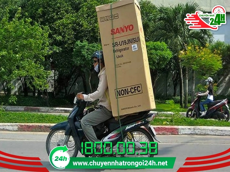 Có nên chở tủ lạnh bằng xe máy không?