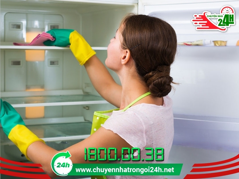 Lấy thực phẩm ra ngoài và vệ sinh tủ lạnh bằng khăn khô